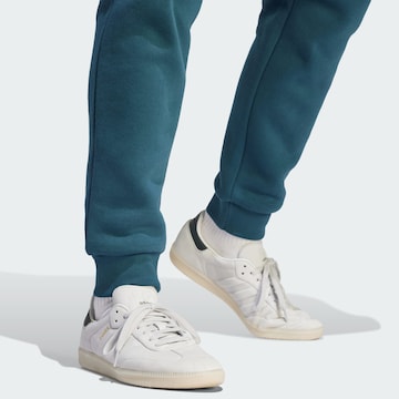 ADIDAS ORIGINALS - Tapered Pantalón 'Trefoil Essentials' en azul