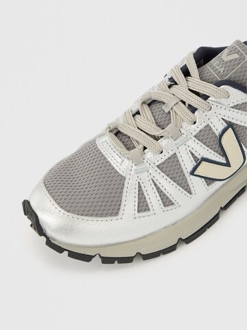 Veja Låg sneaker 'SALAR LT' i grå