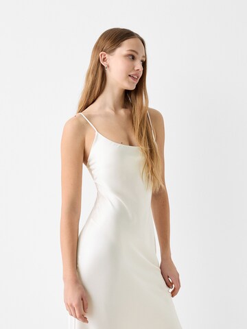 Robe de soirée Bershka en blanc