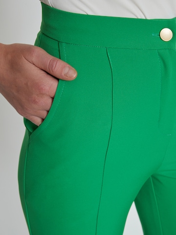 Regular Pantalon à plis ' Kadla ' Ana Alcazar en vert