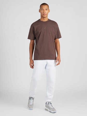 Nike Sportswear T-Shirt 'ESSENTIAL' in Braun
