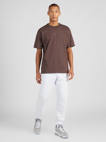 Nike Sportswear Μπλουζάκι 'Premium Essentials' σε καφέ