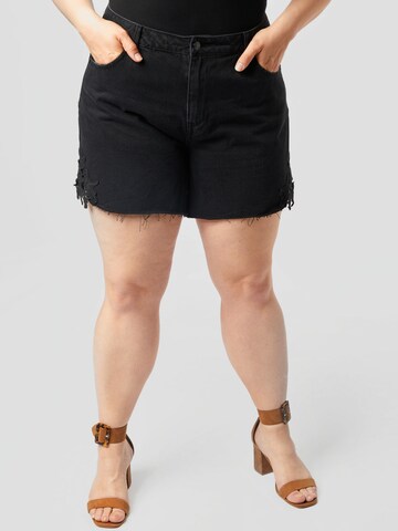 Vero Moda Curve Regular Shorts 'Nineteen' in Schwarz: predná strana