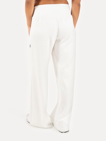 Smilodox Loosefit Broek ' Jorina ' in Wit