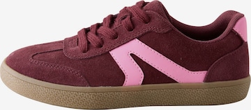 Next Сникърси в червено: отпред