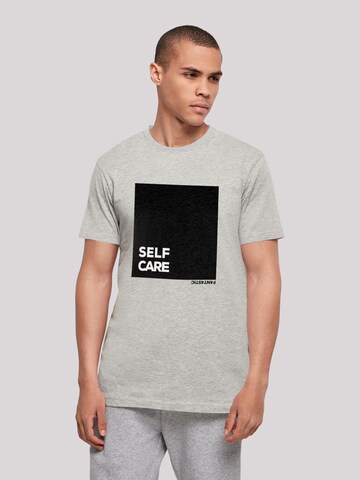 T-Shirt 'Self Care' F4NT4STIC en gris : devant