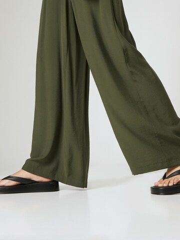 Guido Maria Kretschmer Women Wide leg Trousers 'Janay' in Green