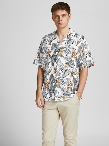 JACK & JONES - Ajuste confortable Camisa 'Tropic Resort' en blanco: frente