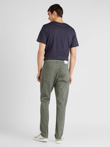 ARMEDANGELS Tapered Jeans 'AARJO' i grøn