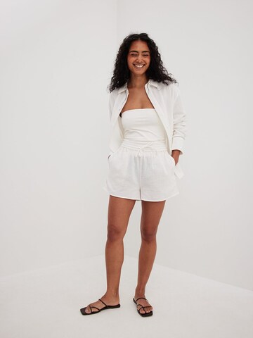 NA-KD Regular Pants in White: front