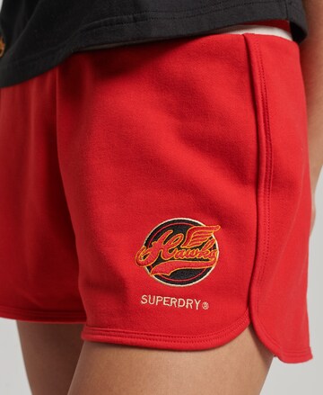 Regular Pantalon 'Vintage Collegiate' Superdry en rouge