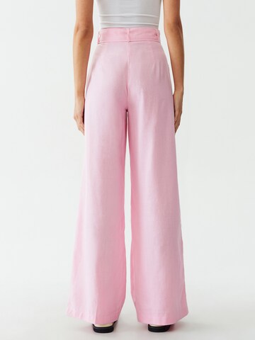 Calli Loose fit Pleat-front trousers in Pink: back