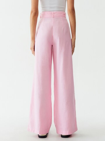 Calli Loose fit Pleat-Front Pants in Pink: back