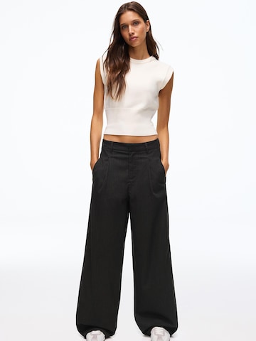 Wide Leg Pantalon à pince Bershka en gris : devant