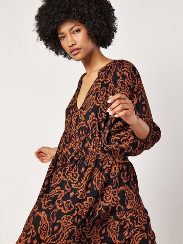 Apricot Jurk 'Ikat Sarasa ' in Zwart