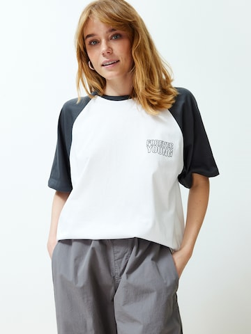 Trendyol Paita värissä valkoinen