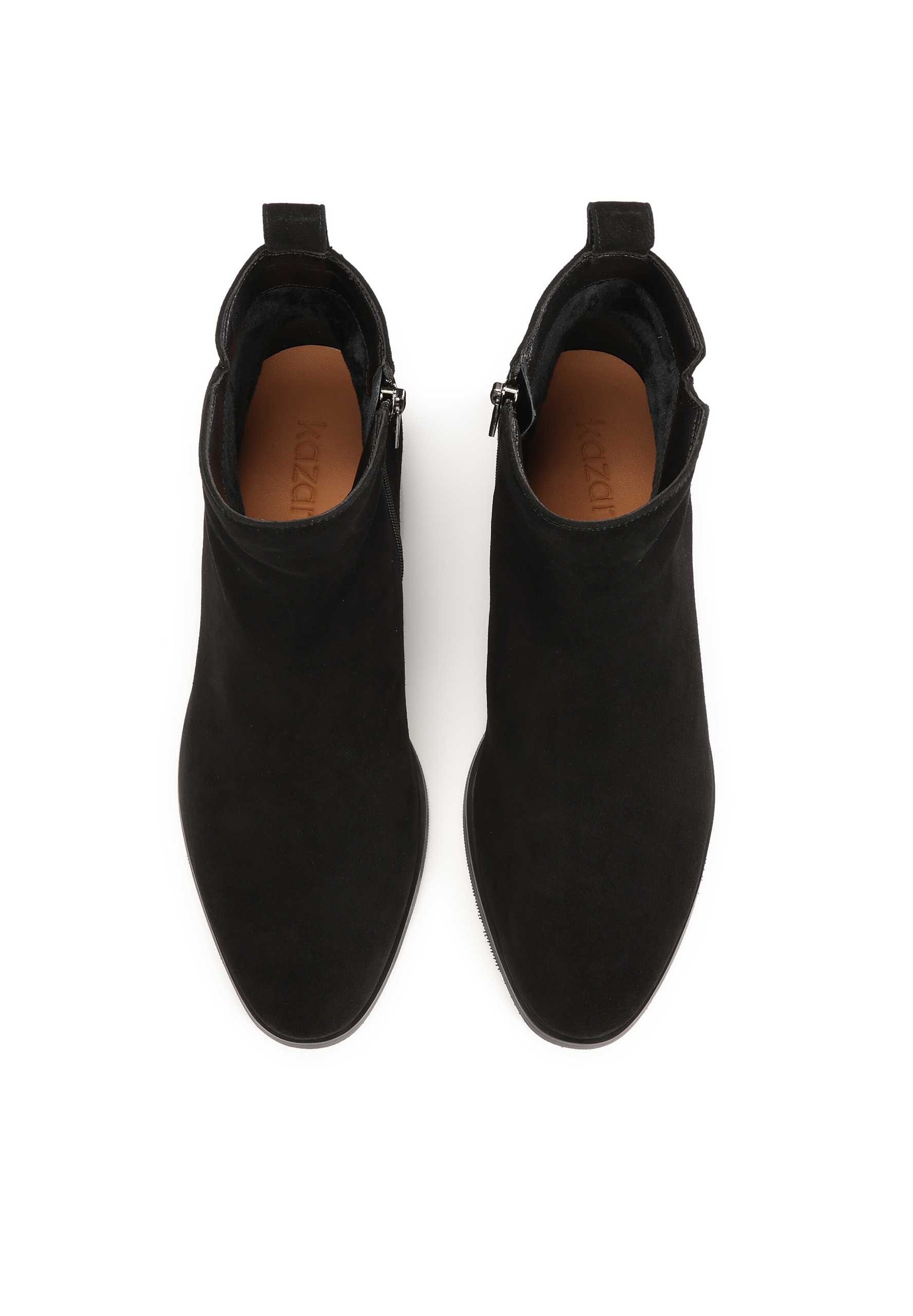 Kazar Poolsaabas, värv must