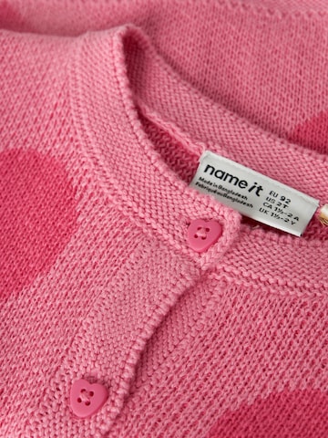 Geacă tricotată de la NAME IT pe roz