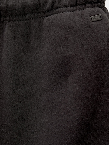 Pull&Bearregular Hlače - crna boja