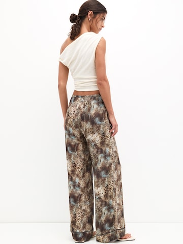 Pull&Bear Regular Trousers in Brown