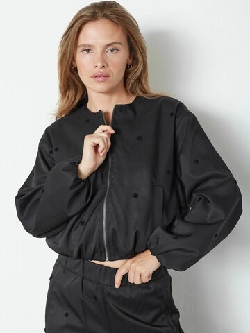 Veste mi-saison 'Clover' co'couture en noir : devant