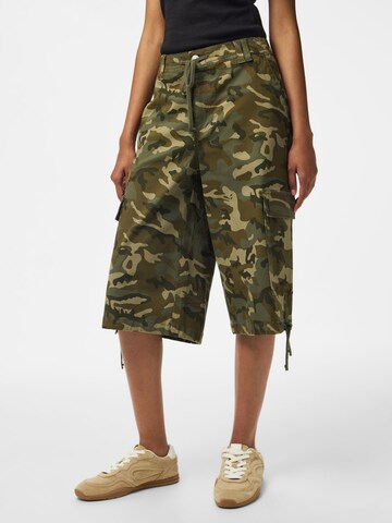 PIECES Baggy Shorts 'PCMimmi' in Grün: Vorderseite