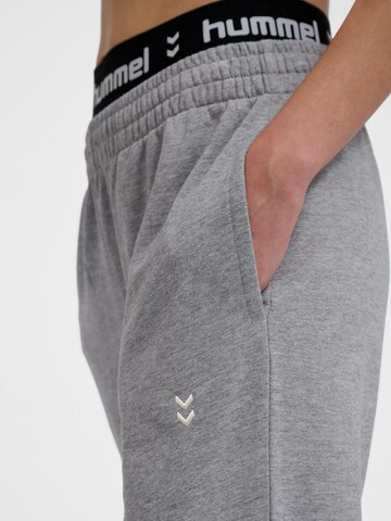 Hummel Tapered Sporthose 'Pulse' in Grau