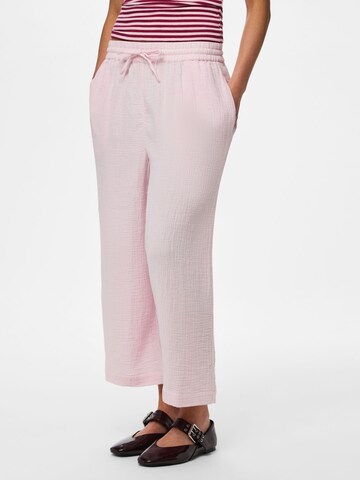 Wide Leg Pantalon 'PCSastina' PIECES en rose : devant