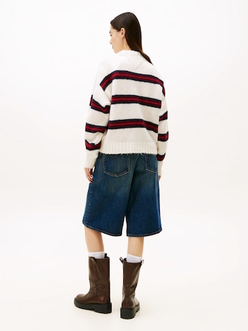 Pulover de la Tommy Jeans pe alb