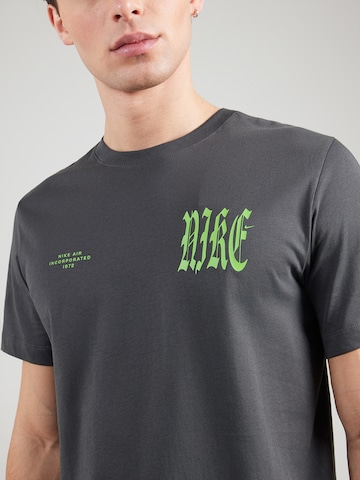 T-Shirt 'WE FLOAT' Nike Sportswear en gris