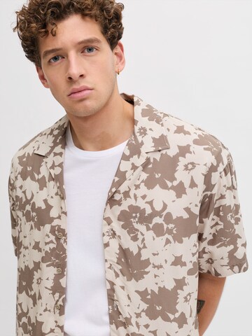 JJ Rebel Классический крой Рубашка 'JREBBLOSSOM' в Бежевый