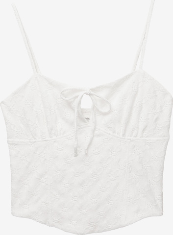 Top de la Pull&Bear pe alb: față