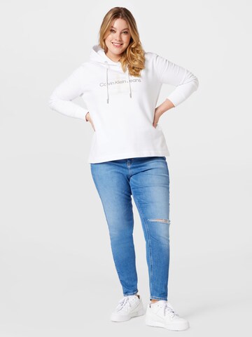 Bluză de molton de la Calvin Klein Jeans Curve pe alb