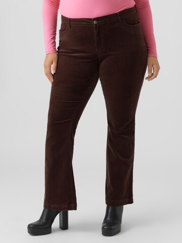 Vero Moda Curve - Acampanado Pantalón 'PEACHY' en marrón: frente