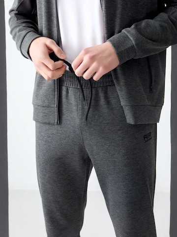 Tuta da jogging di Tommy Life in grigio
