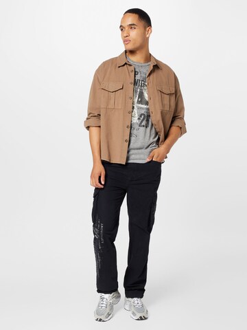 Tricou de la CAMP DAVID pe gri