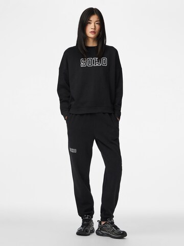 Sweat-shirt 'PCRISSO' PIECES en noir