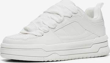Sneaker low de la Bershka pe alb: față