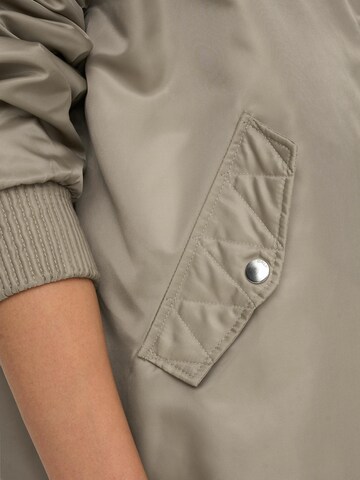 Veste mi-saison 'Jenny' ONLY en gris