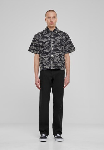 Urban Classics - Ajuste confortable Camisa en gris