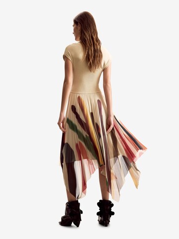 Rochie de la Desigual pe alb