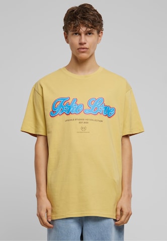 MT Upscale T-shirt 'F*ke L*ve' i gul: framsida