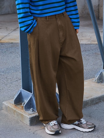 Bershka Baggy Bandplooibroek in Bruin