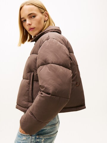 Tommy Jeans Jacke in Braun