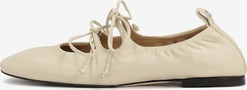 Ballerina di Kazar Studio in bianco: frontale