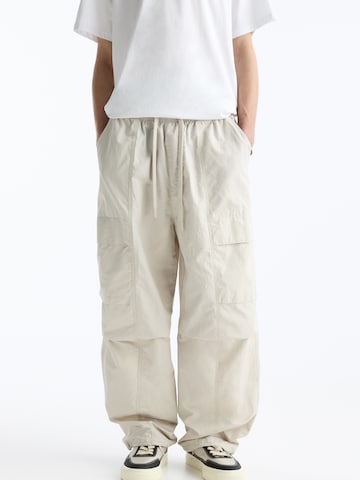 Pull&Bear Wide leg Cargo trousers in White: front