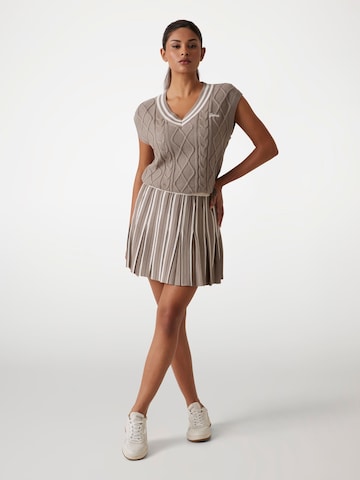 GUESS Sweater in Brown