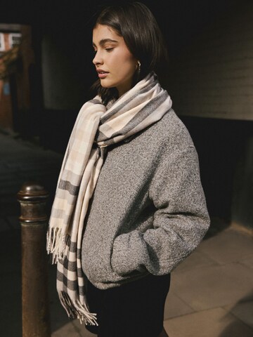 Next Kaulaliina värissä beige