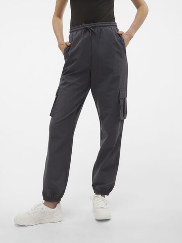 VERO MODA Loosefit Cargobroek 'KIMBERLY' in Grijs: voorkant