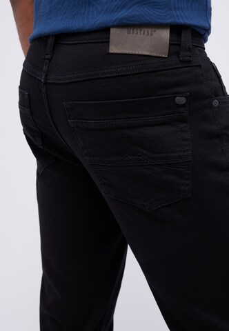 MUSTANG Regular Jeans 'Washington' in Schwarz